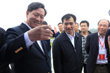 中化集團(tuán)副總裁韓根生與農(nóng)業(yè)部種植業(yè)管理司副司長何才文現(xiàn)場(chǎng)了解中化集團(tuán)所經(jīng)營的農(nóng)資產(chǎn)品特性